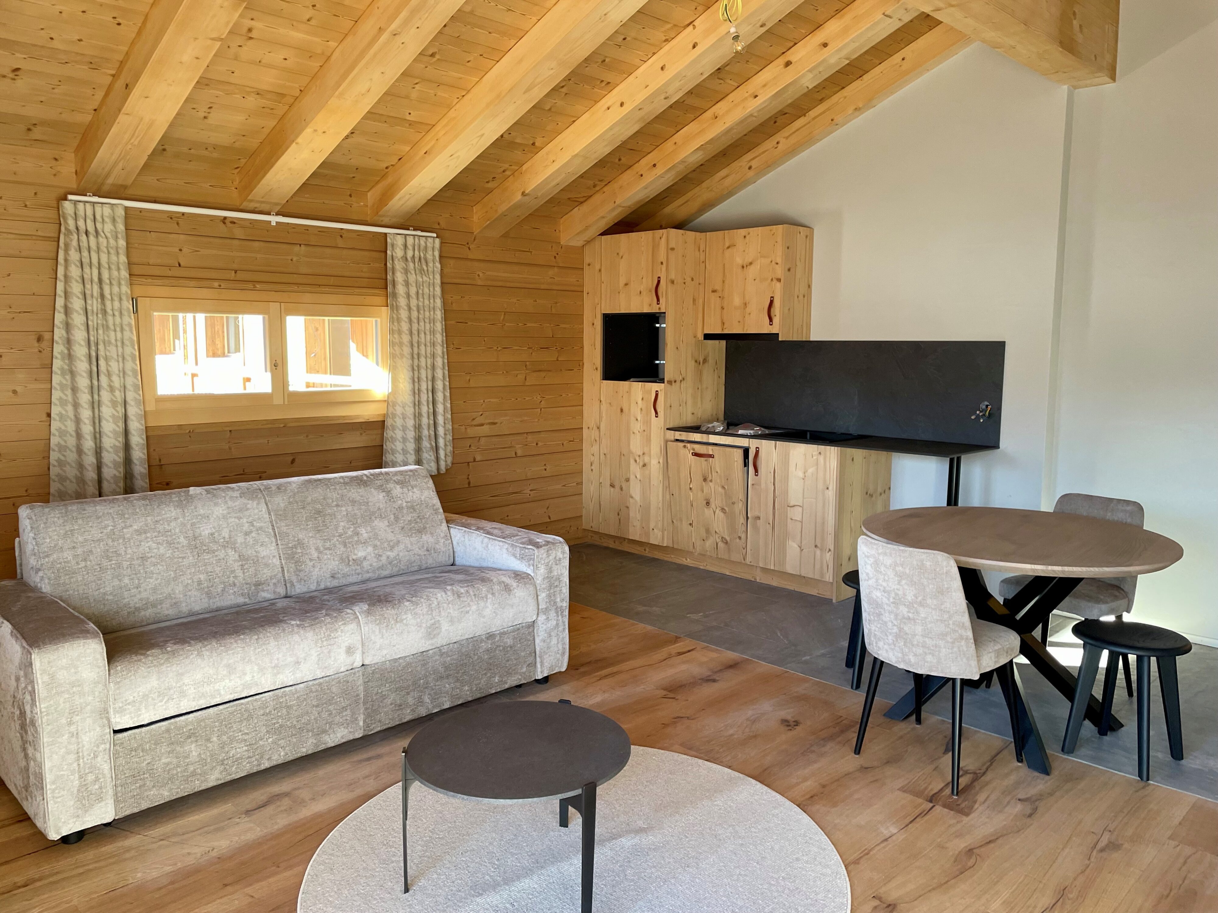 Gemütlicher Wohn-Essbereich in Holzoptik