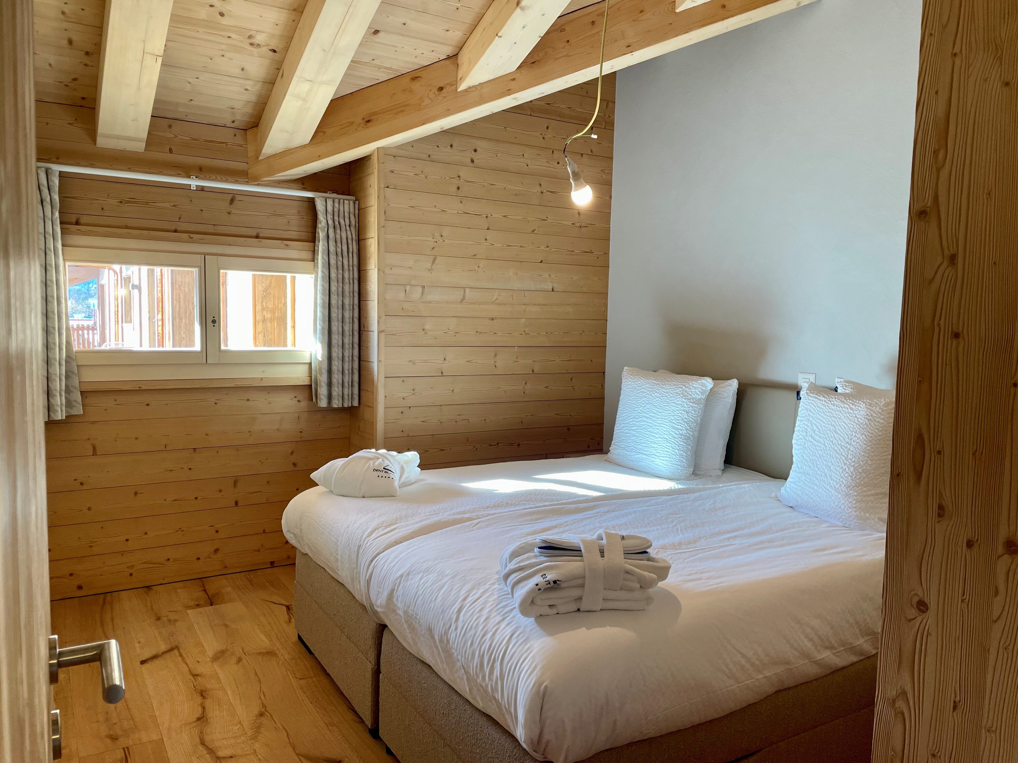 Gemütliches Holzzimmer mit Bett
