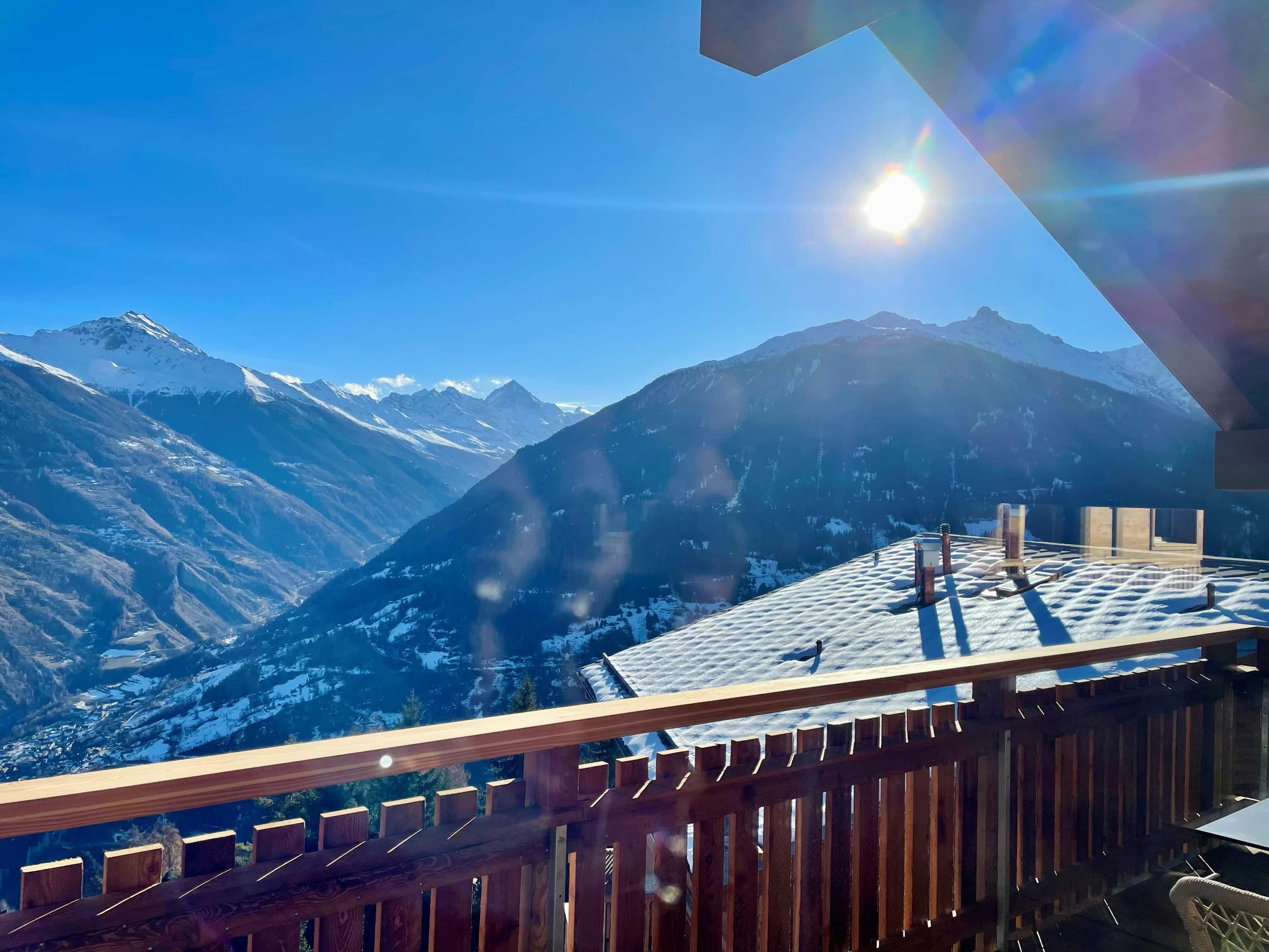 Bergblick von einem Balkon mit Holzgitter
