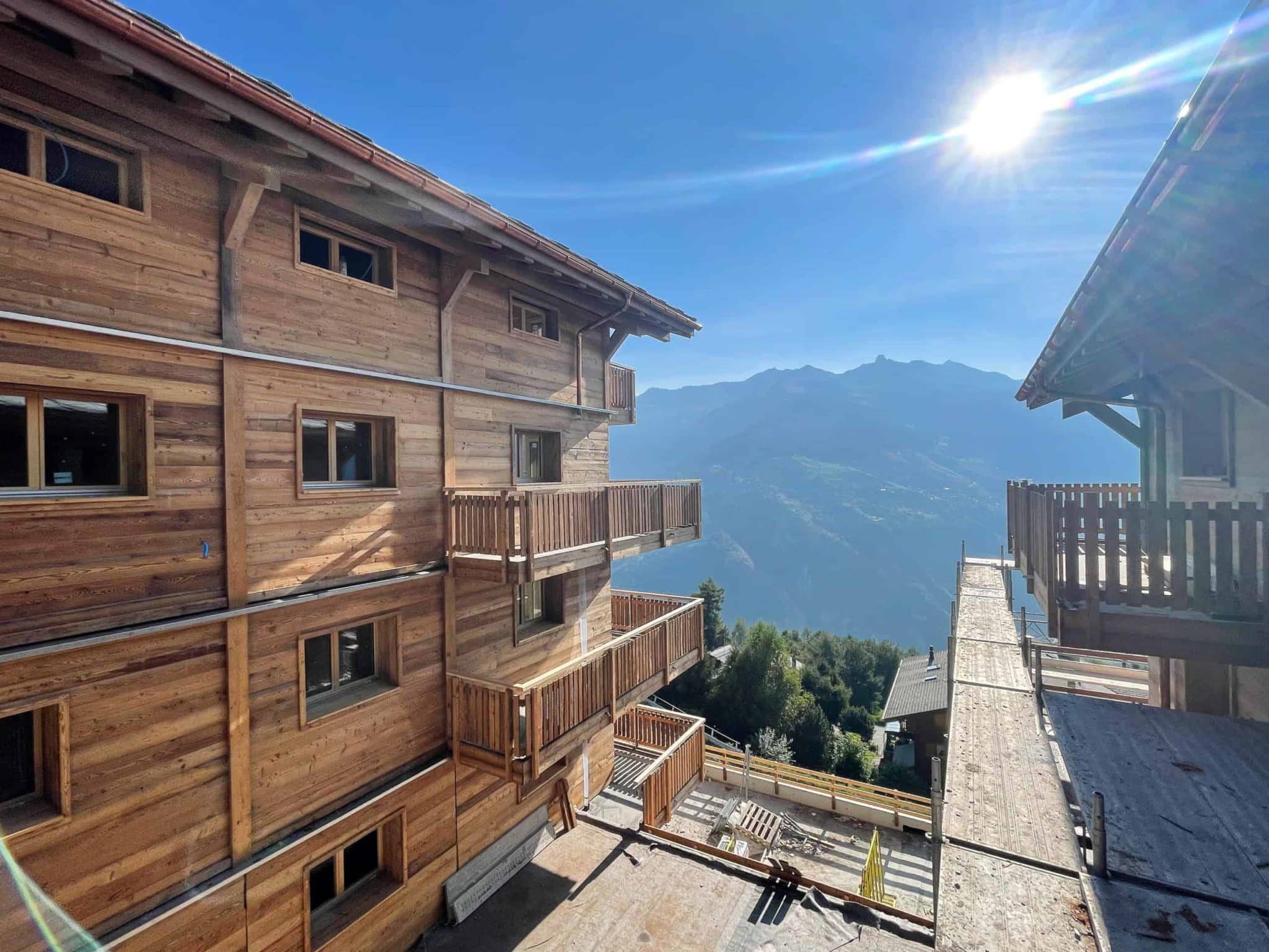 Alpine-Holzgebäude mit Bergpanorama