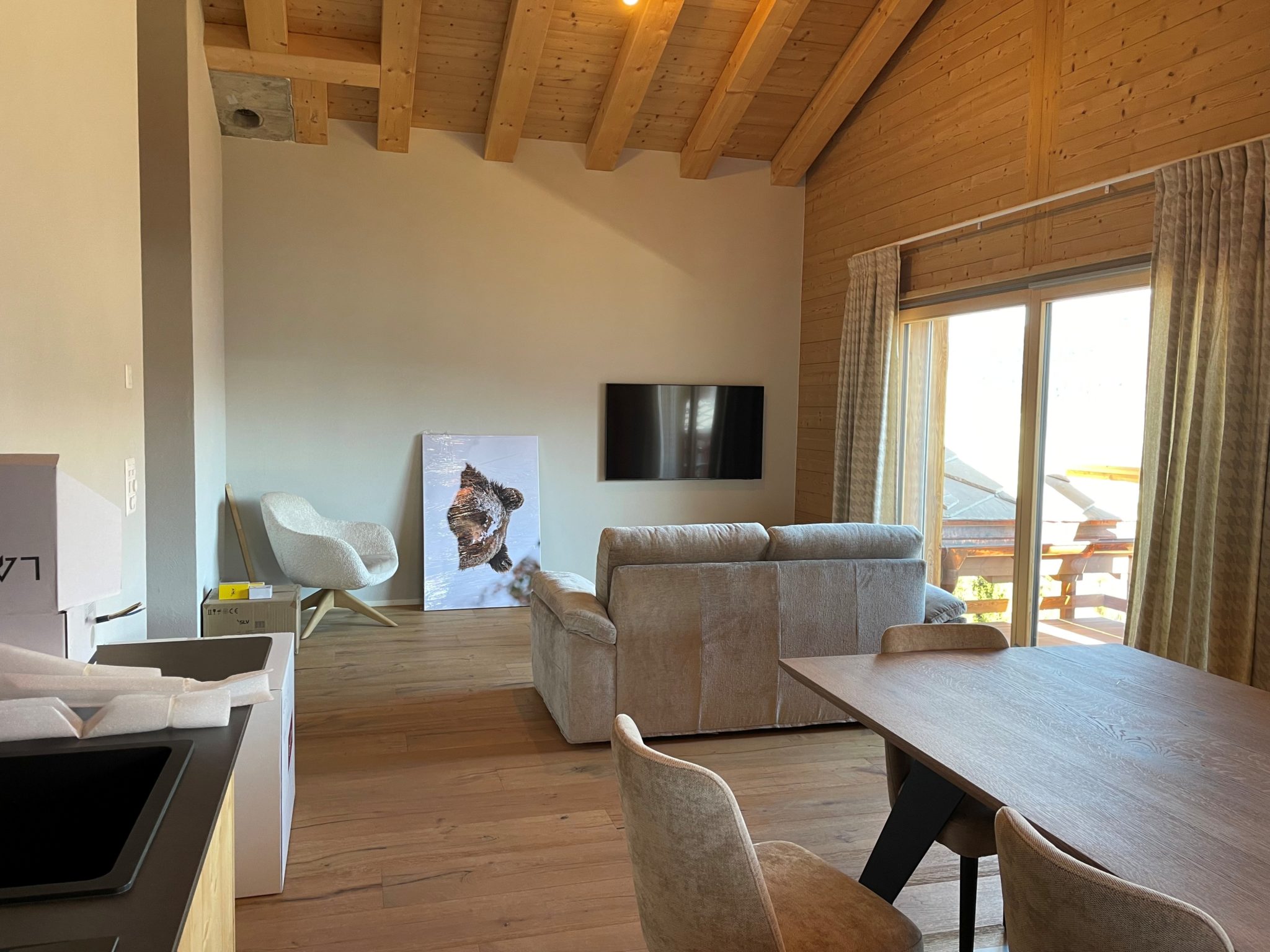 Modernes Wohn-Esszimmer mit Holzdecke