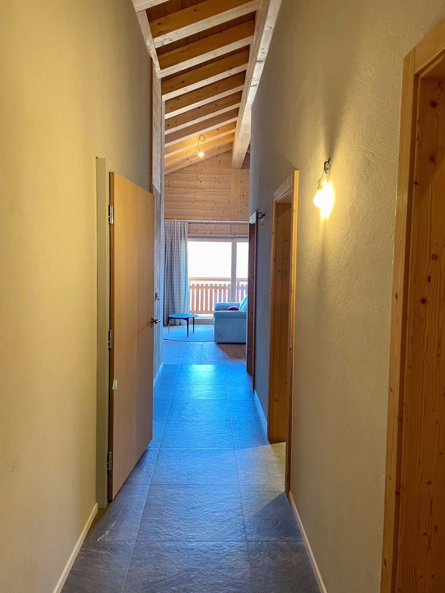 Flur mit Blick in einen Wohnbereich