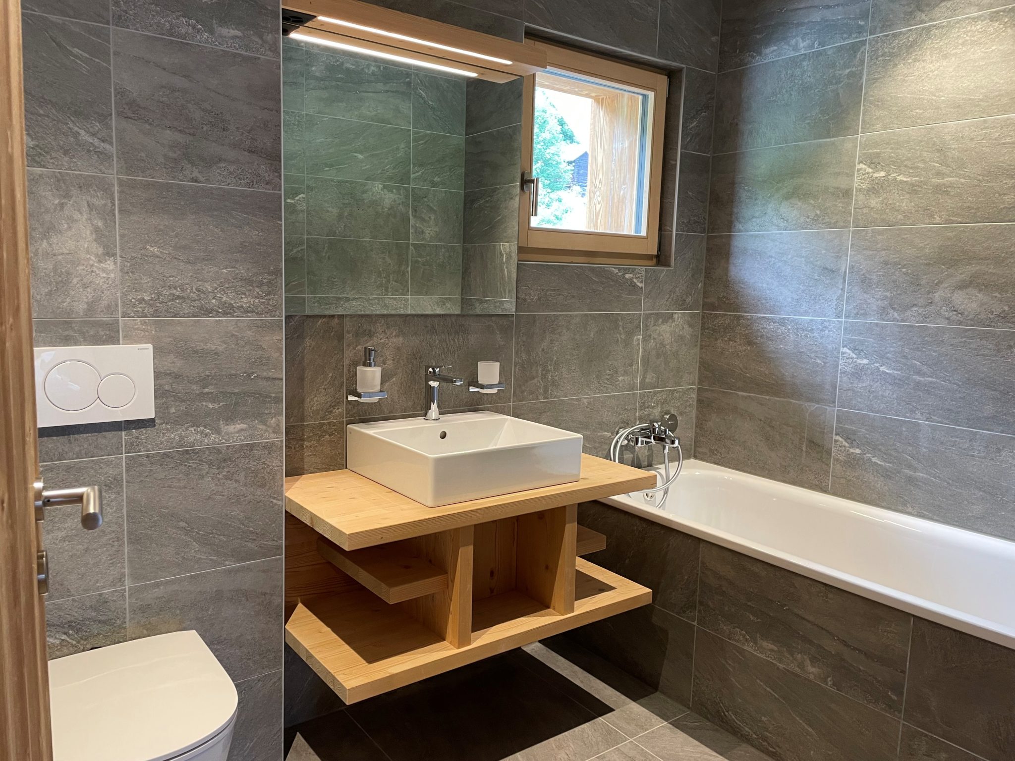 Modernes Badezimmer mit Badewanne und Waschtisch