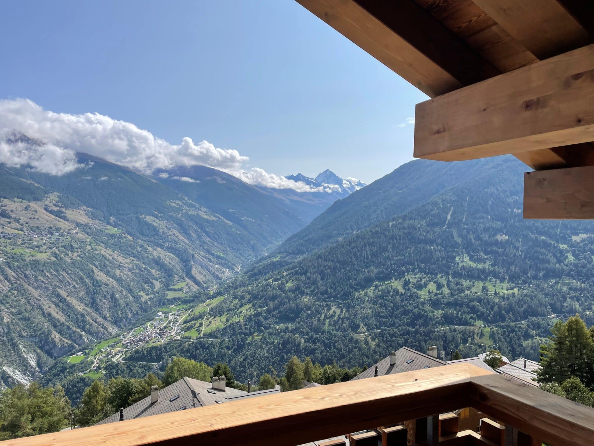 Bergpanorama mit Balkonblick