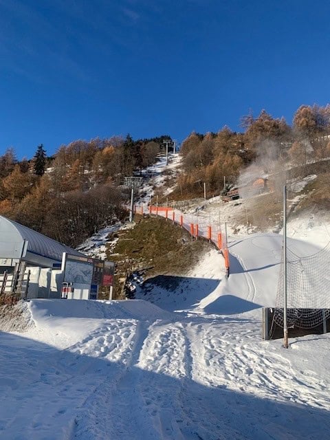 Skigebiet mit Hang und Liftanlage