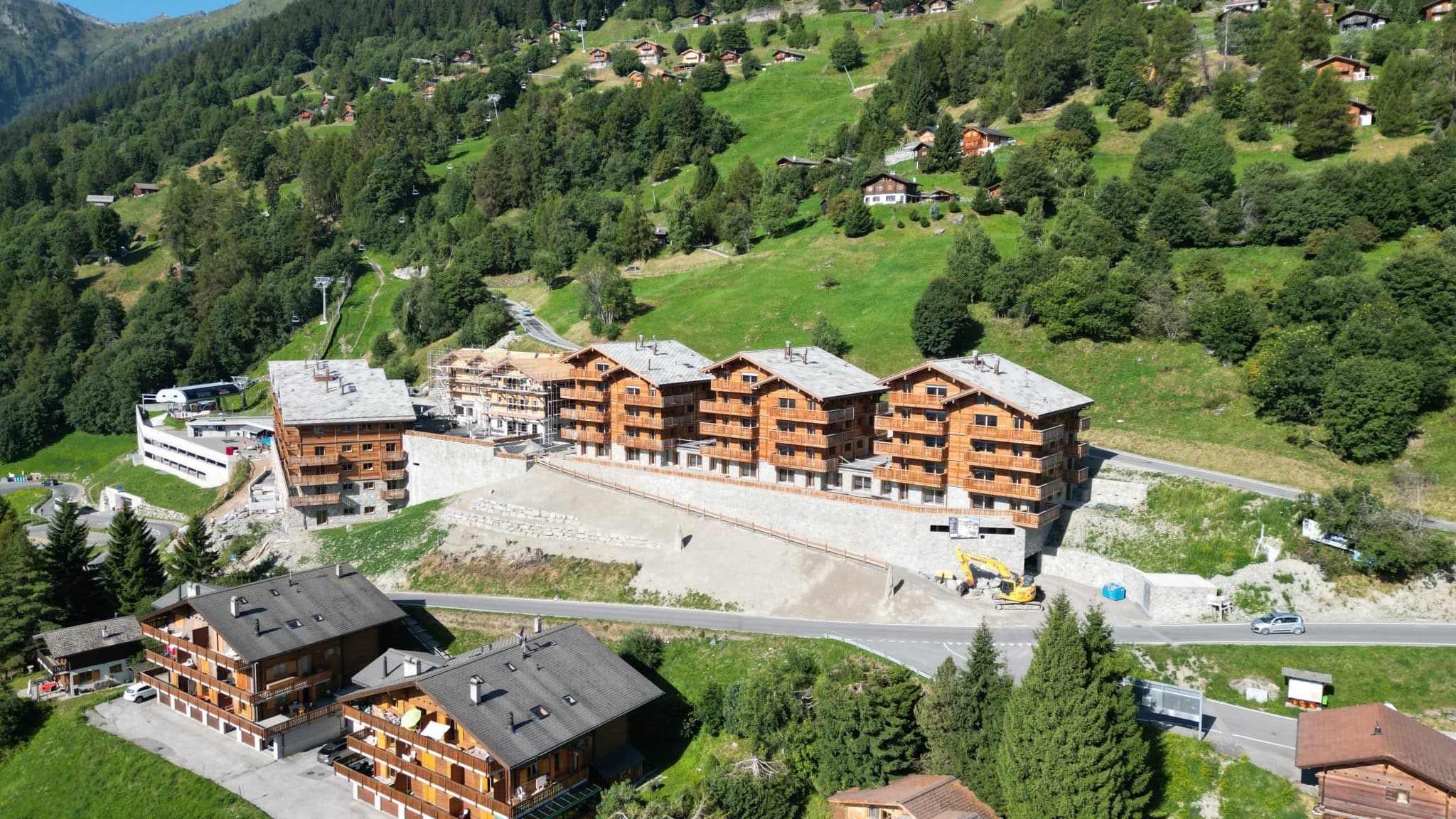 Alpine Ferienanlage im Bau