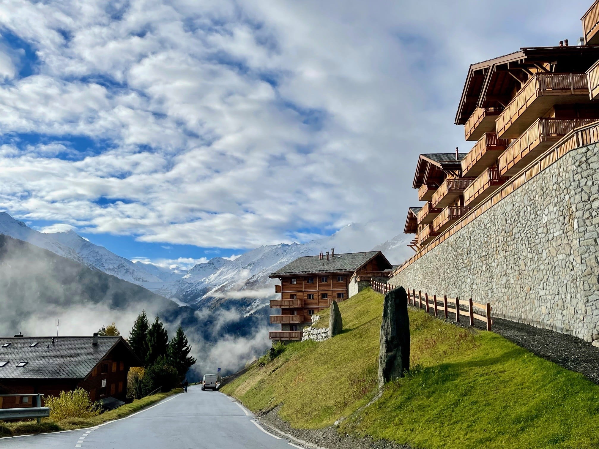 Alpenresort mit Bergblick