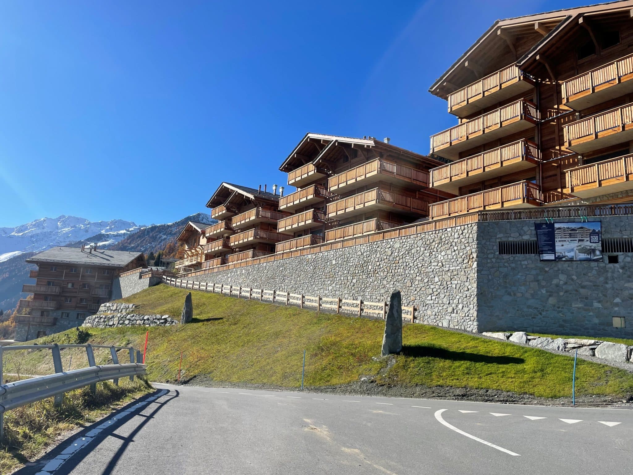 Alpines Mehrfamilienhaus mit Bergblick