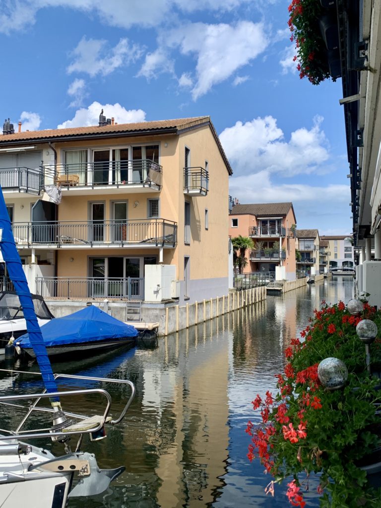 Kanallagebäude mit Booten