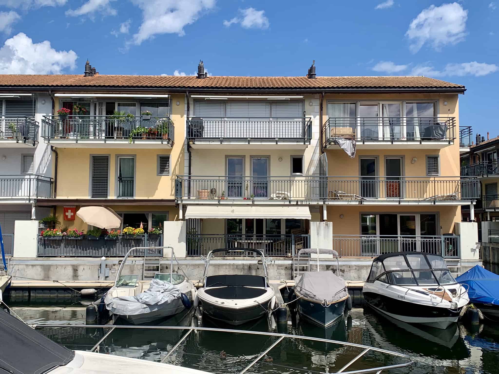 Uferhaus mit Balkonen am Wasser