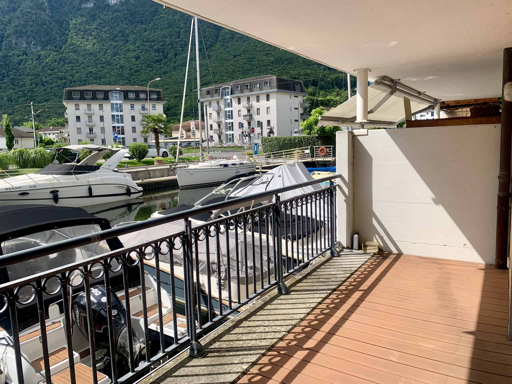 Balkon mit Hafenblick