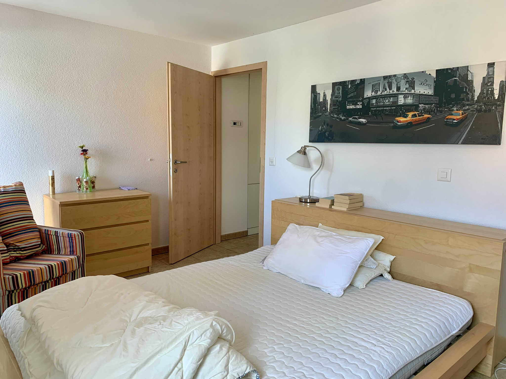 Helles Schlafzimmer mit schlichter Holzmöblierung