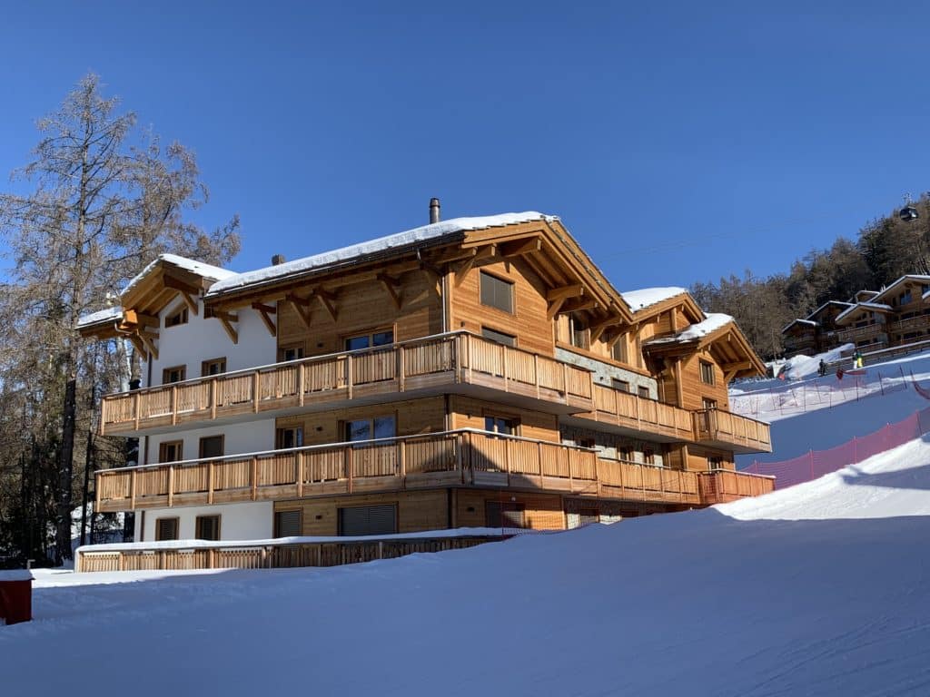 Alpen-Chalet mit verschneiten Balkonen