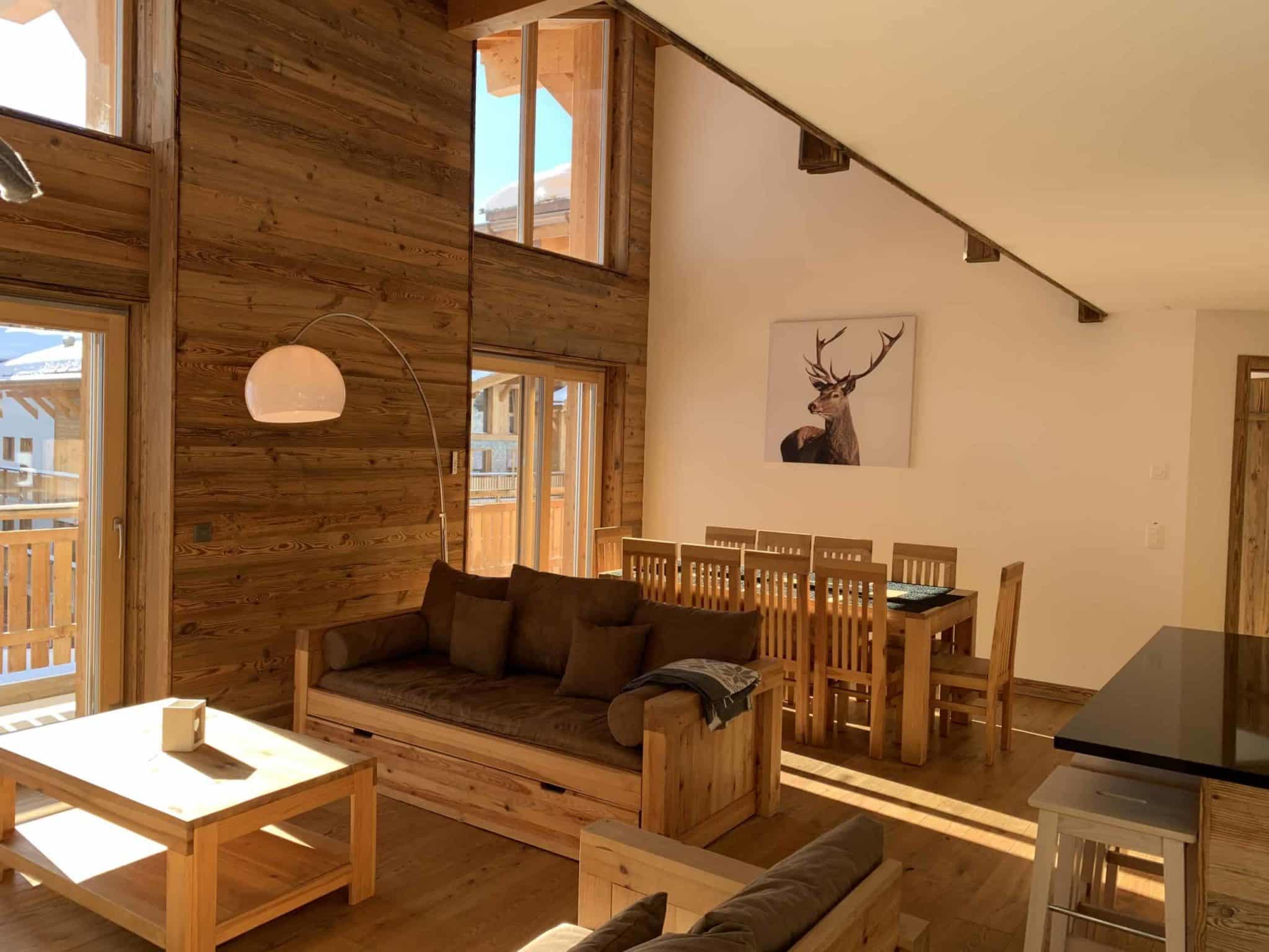 Gemütlicher Wohn-Essbereich im Chalet-Stil