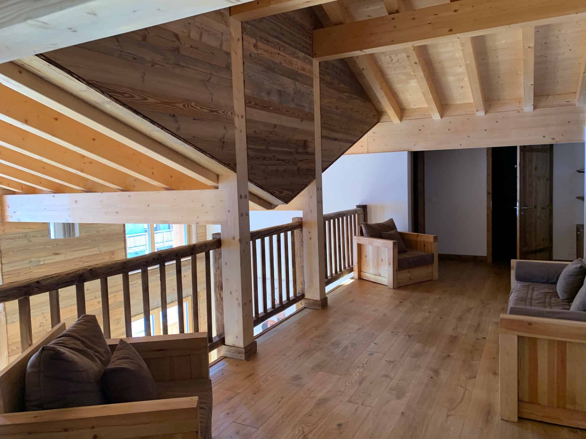 Holzgalerie mit Dachschrägen
