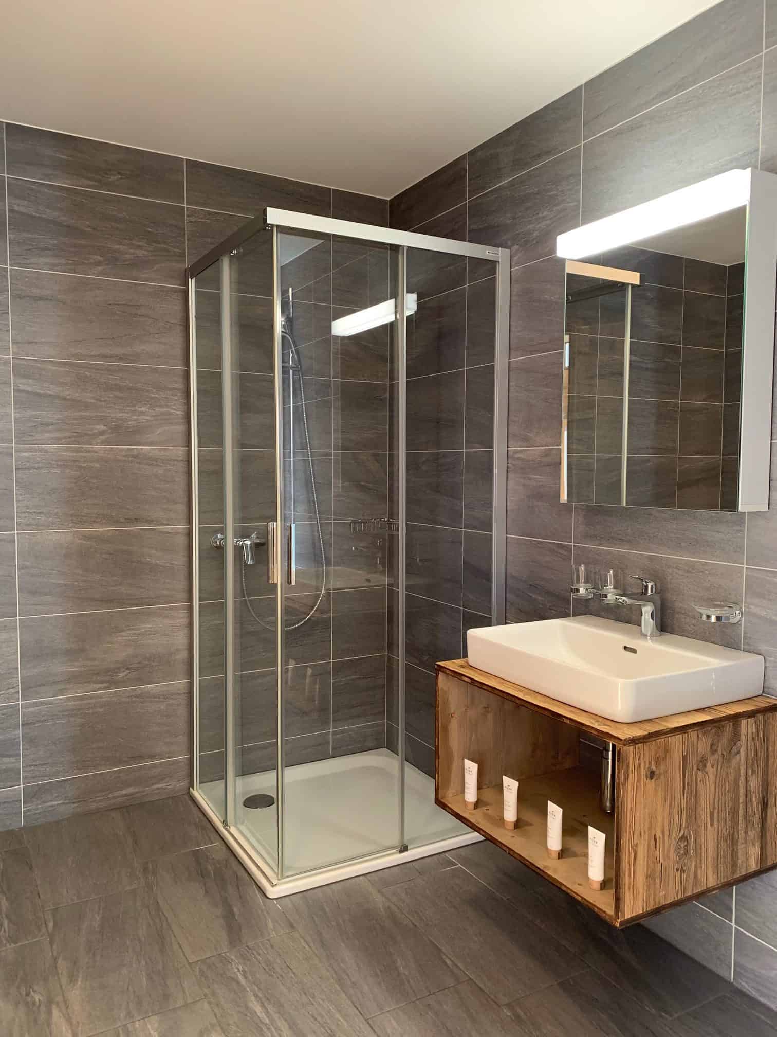 Modernes Badezimmer mit begehbarer Dusche und Waschtisch