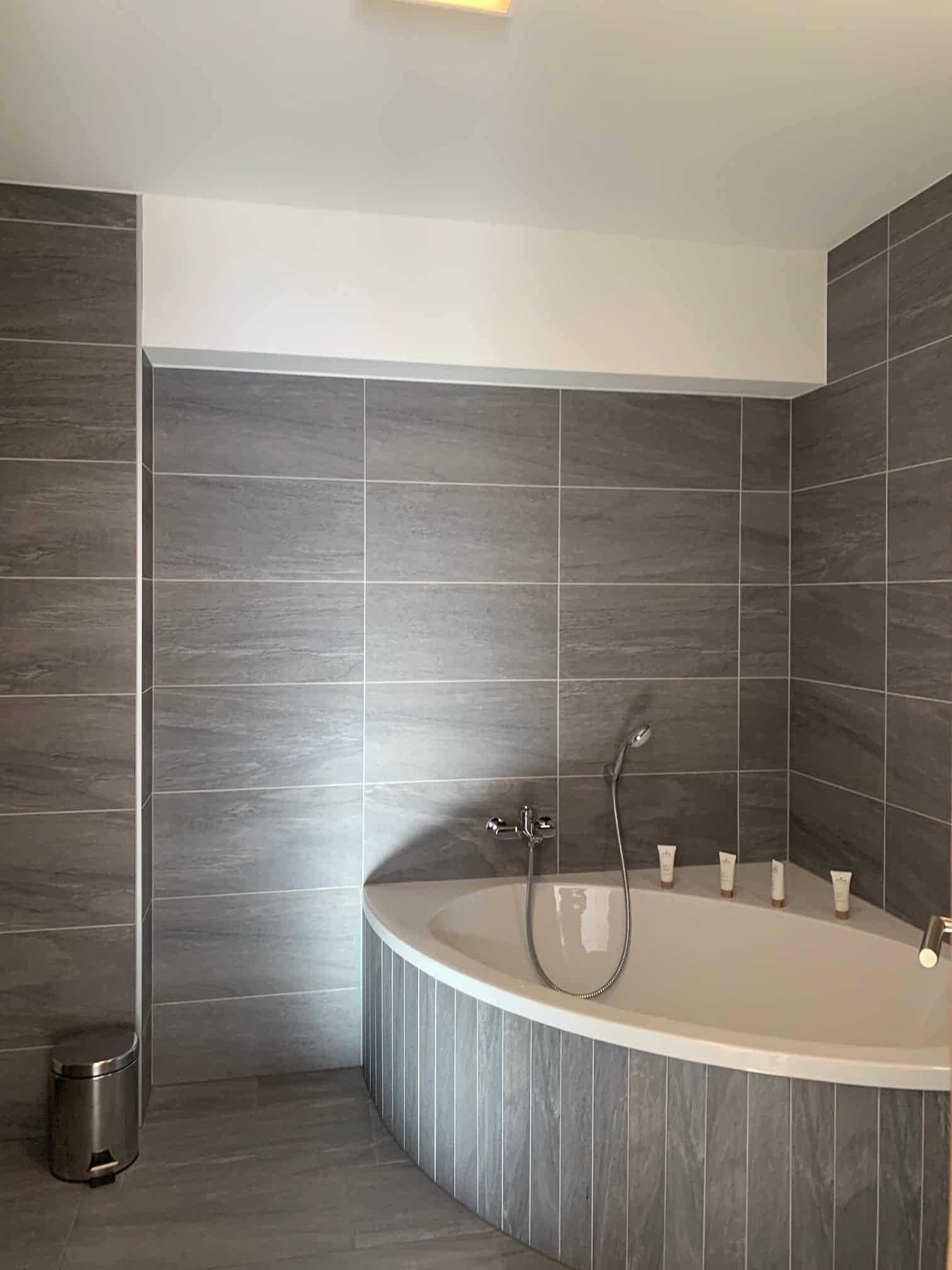 Modernes Badezimmer mit Rundwanne