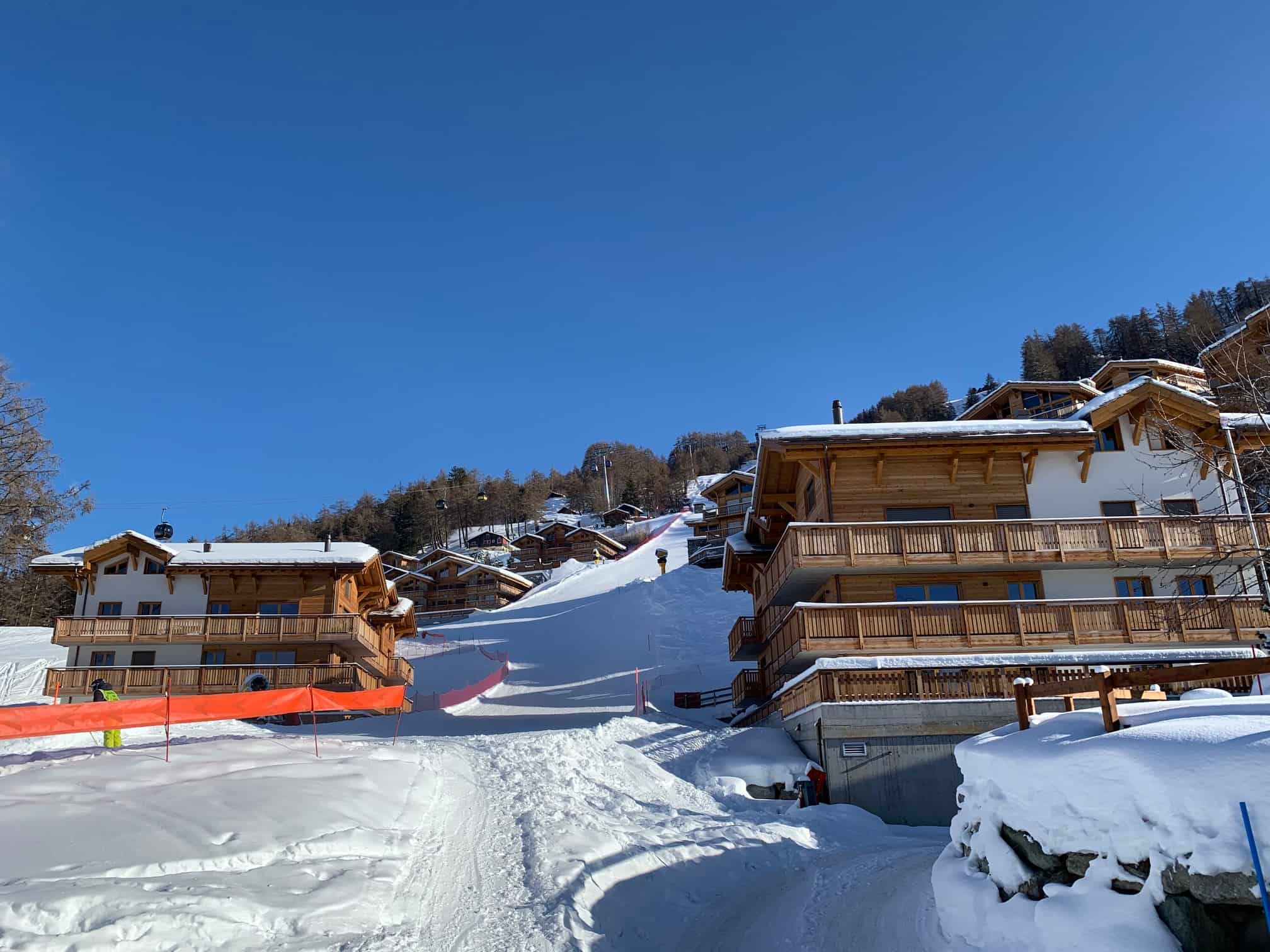 Skipiste mit Chalets im Schnee