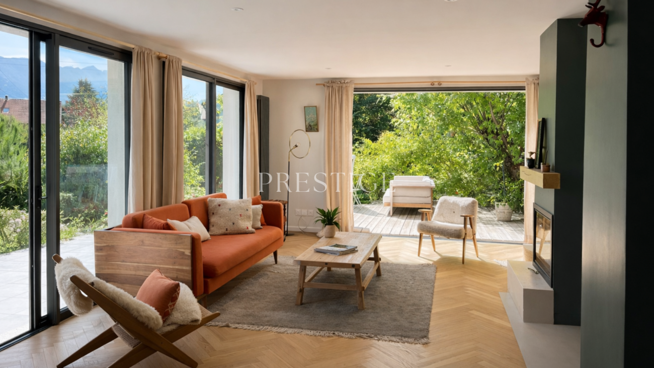 Helles Wohnzimmer mit großer Verglasung und Terrasse