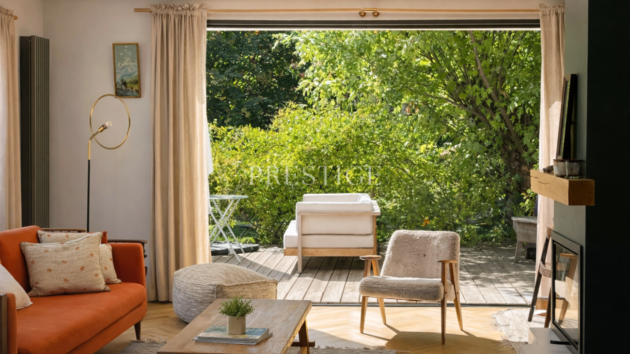 Wohnzimmer mit großer Terrassentür zum Garten