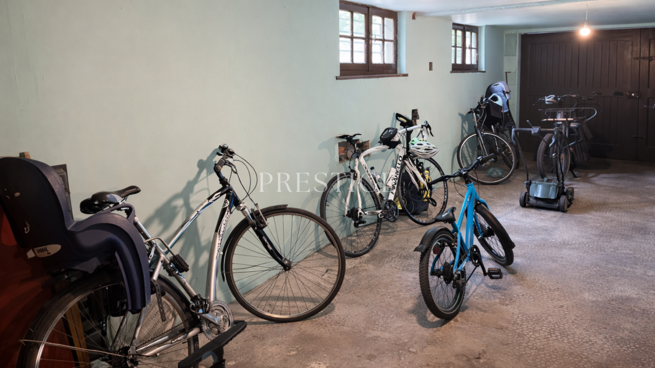 Fahrradgarage mit mehreren Rädern