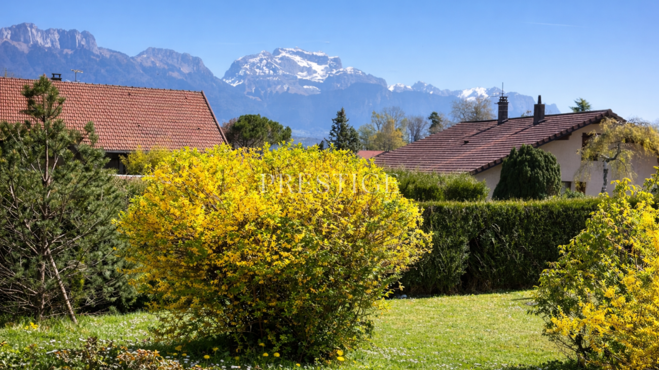 Alpenblick über Wohnhäuser und gepflegten Garten