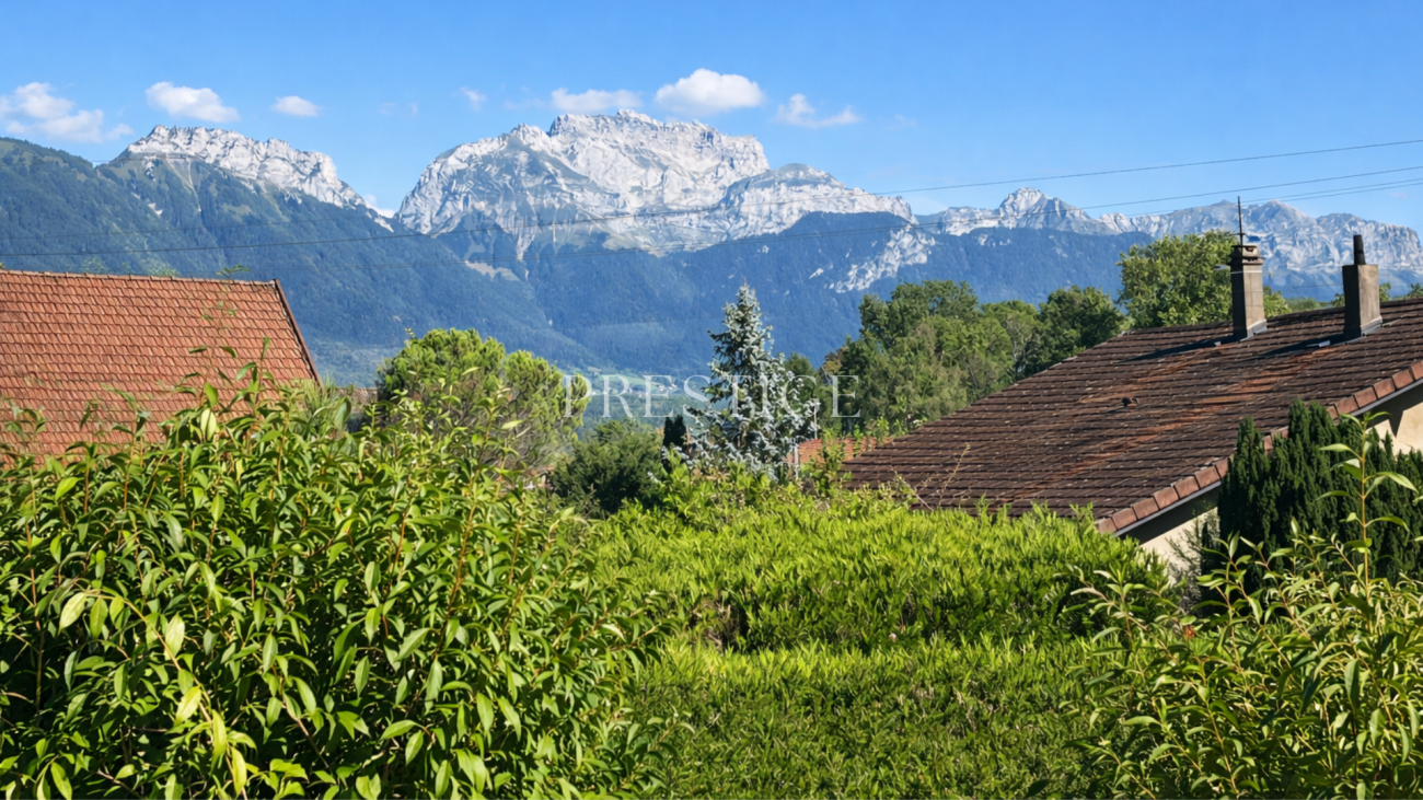 Bergblick über Wohnhäuser