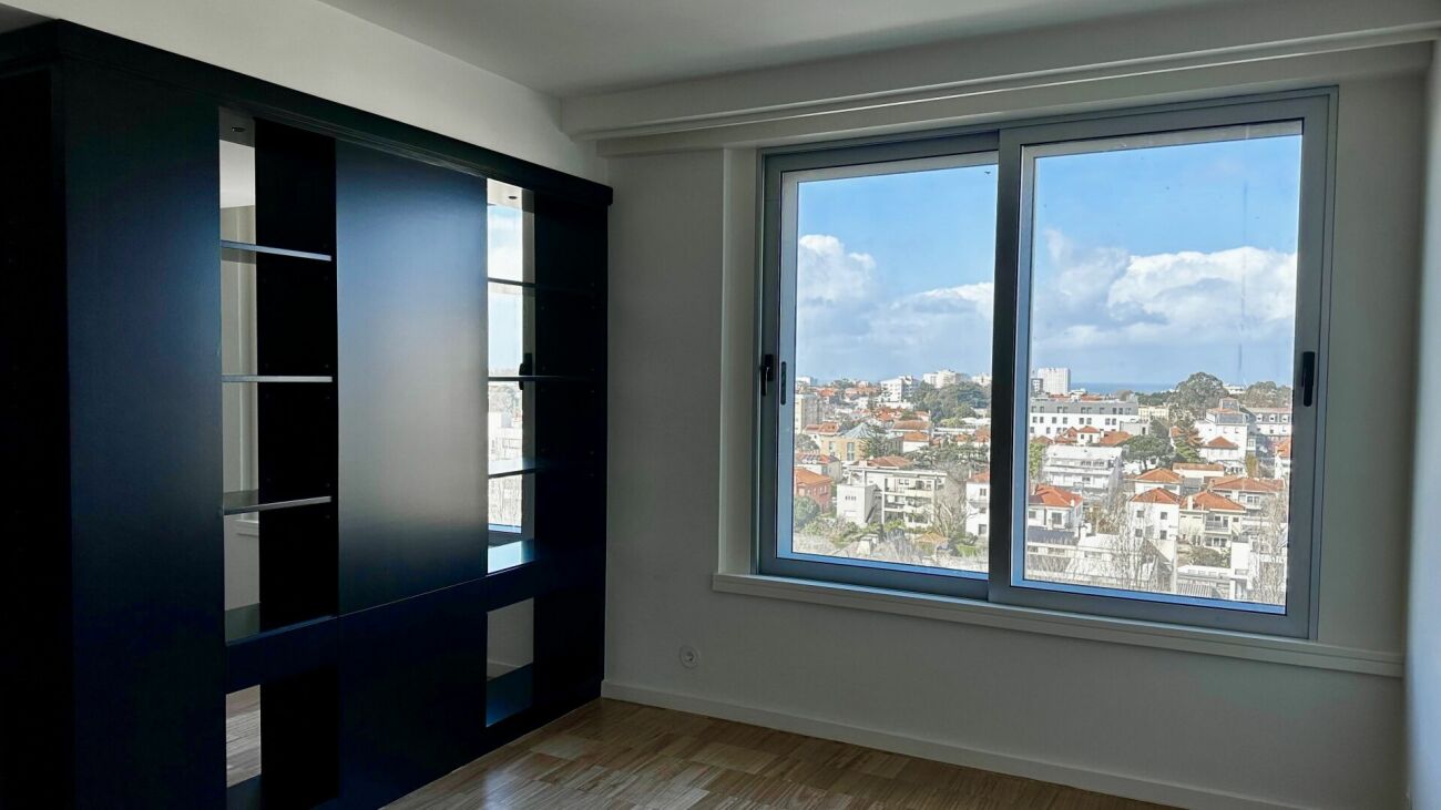 Heller Wohnraum mit großem Fenster und Einbauschrank