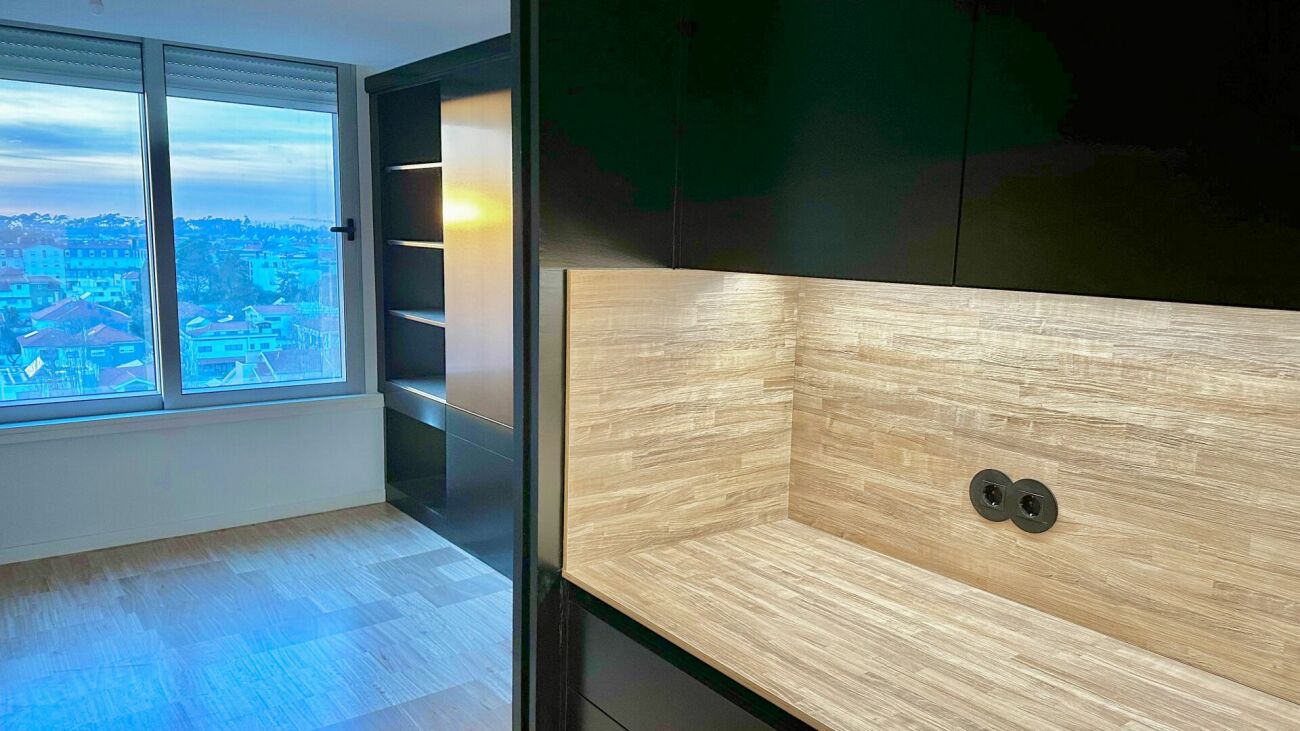 Blick in ein modernes Schlafzimmer mit Fensterfront und Einbauschrank