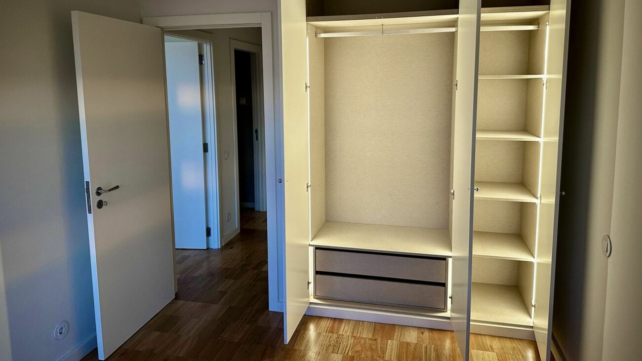 Begehbarer Kleiderschrank mit Einbauschränken