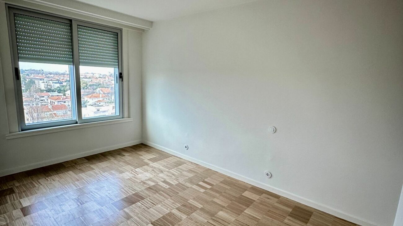 Leeres Zimmer mit Stadtblick