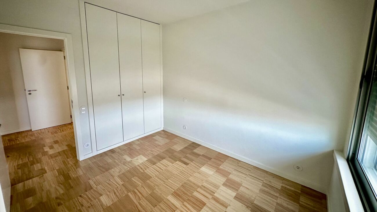Helles leeres Schlafzimmer mit Einbauschrank