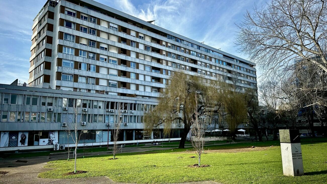 Großer Gebäudekomplex mit Grünfläche