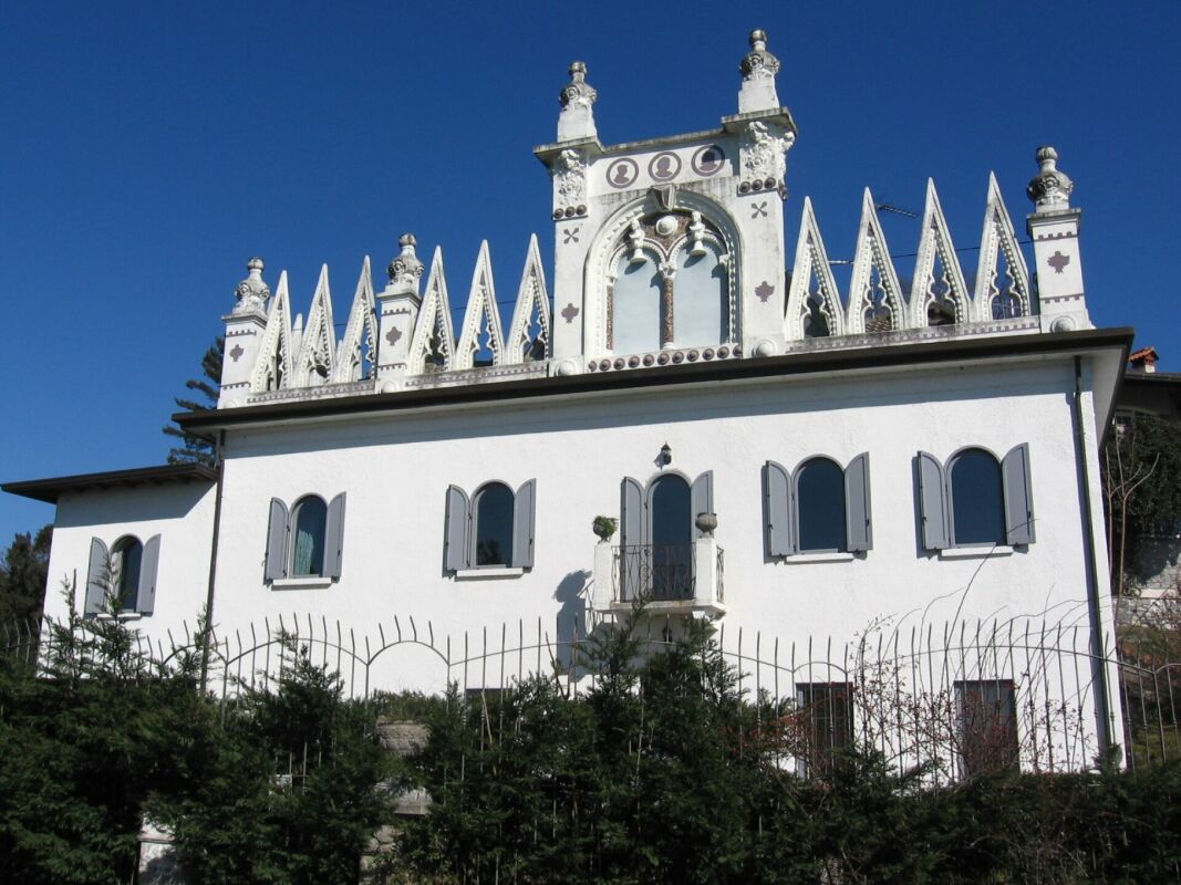 Verspielte historische Fassade mit Zinnenkrone