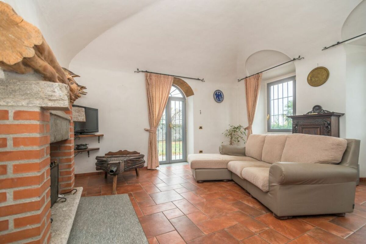 Wohnzimmer mit Terrakottaboden und Kamin