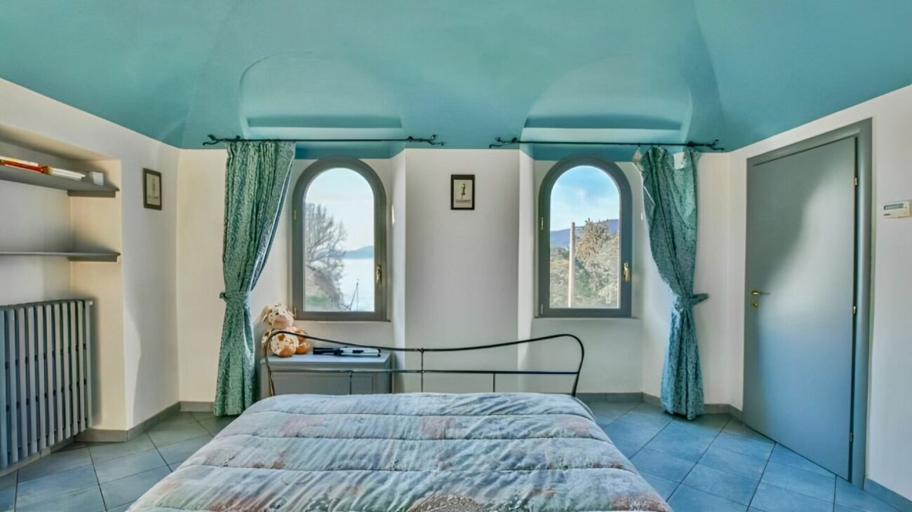 Helles Schlafzimmer mit Meerblick