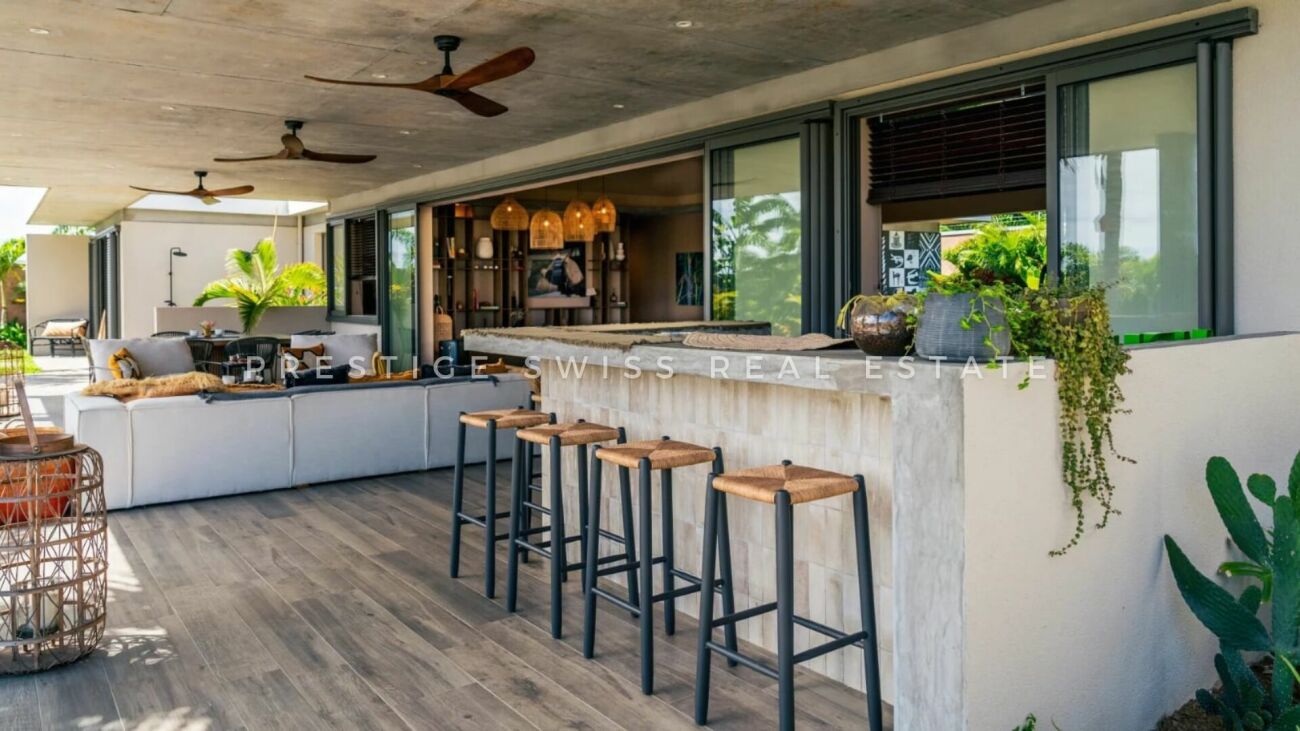 Überdachte Terrassenlounge mit Bar