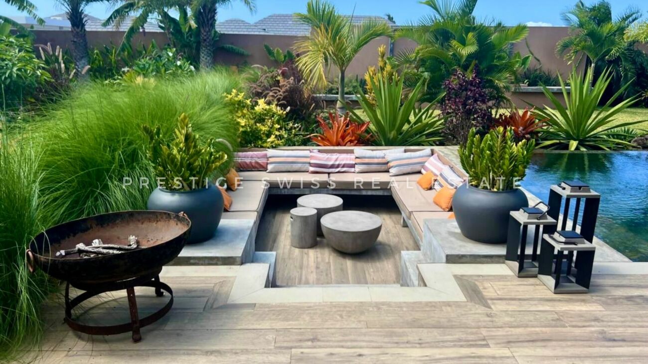 Luxuriöser Garten mit Lounge-Bereich am Wasser