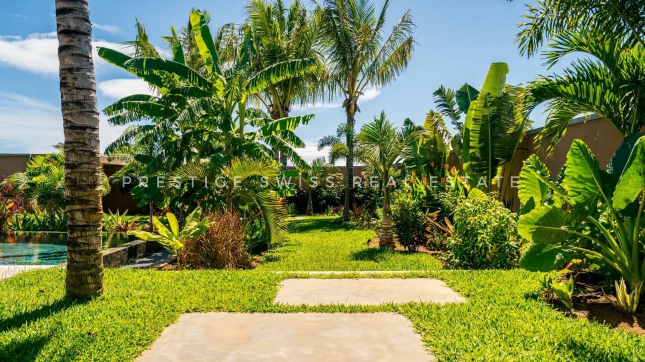 Tropischer Garten mit Pool