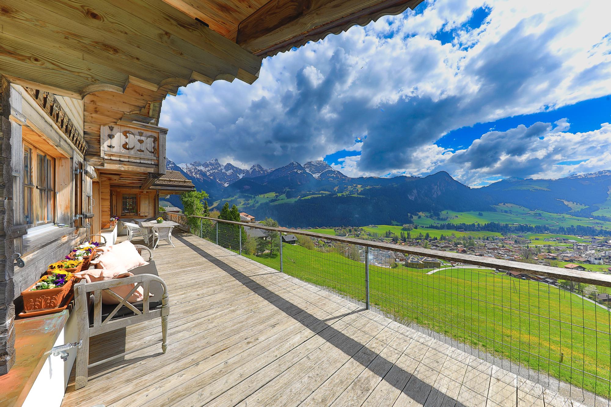 Alpenbalkon mit Bergpanorama