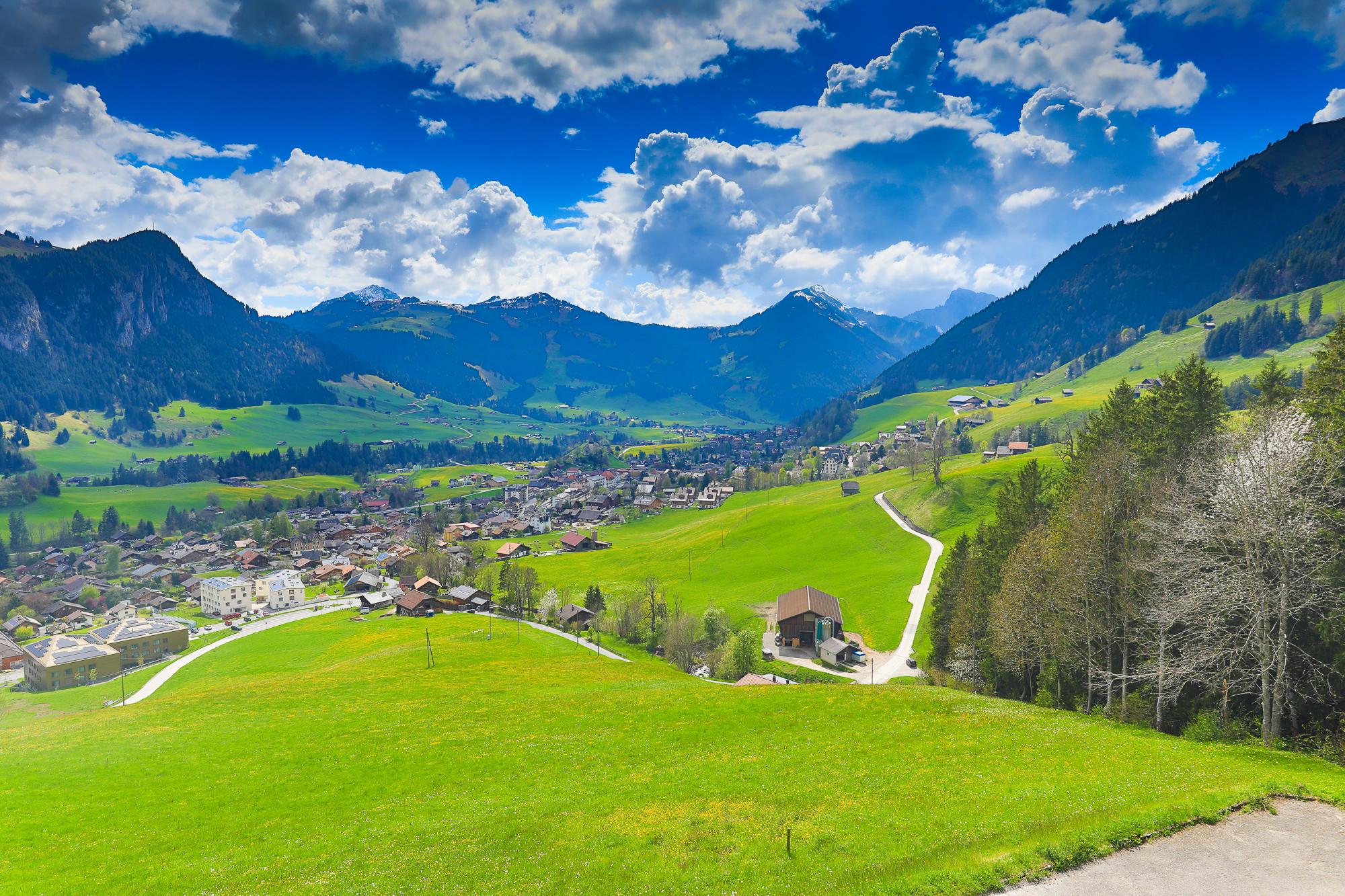 Panoramablick über ein alpines Tal
