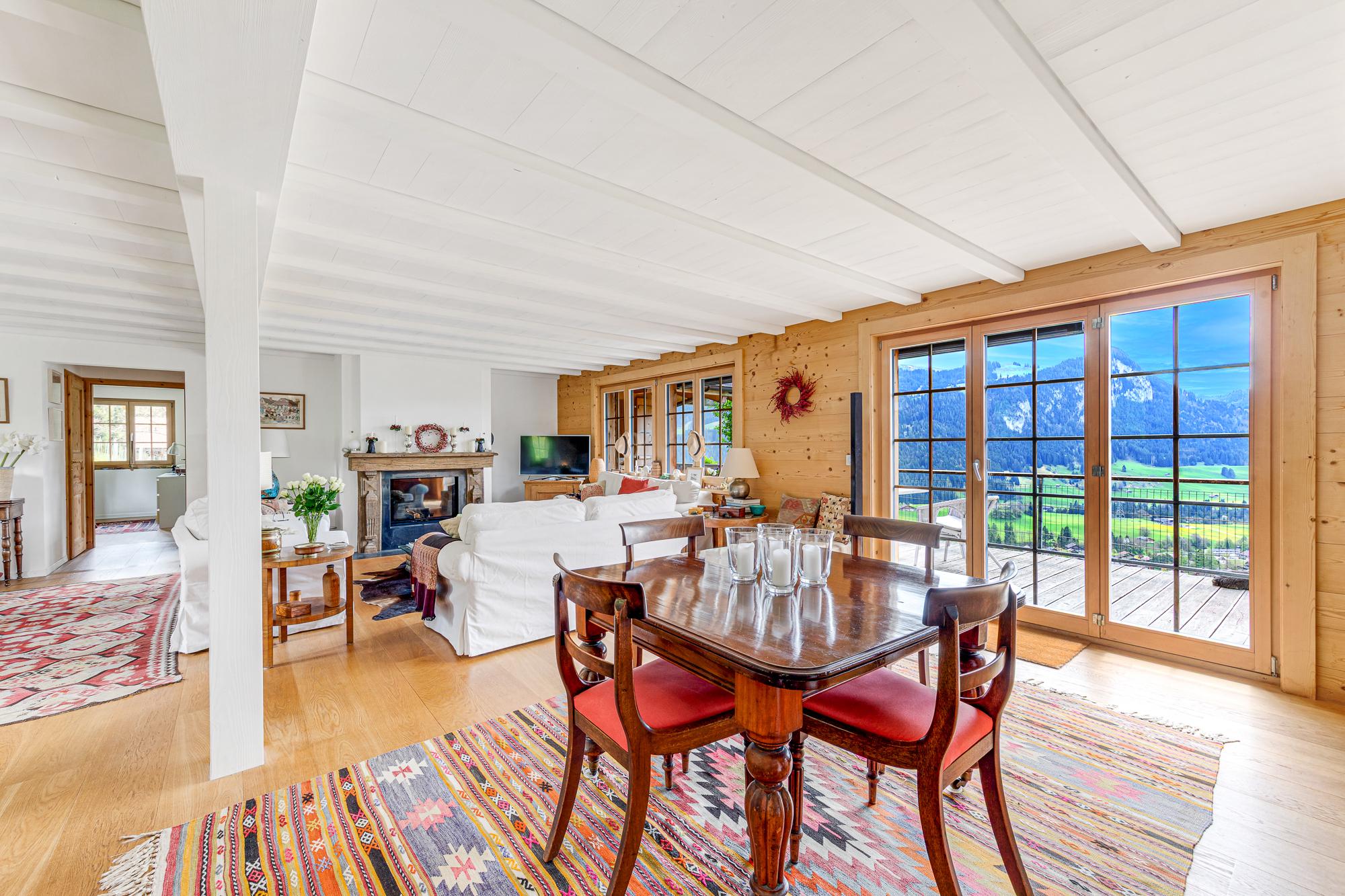 Helles Wohn- und Esszimmer mit Bergblick