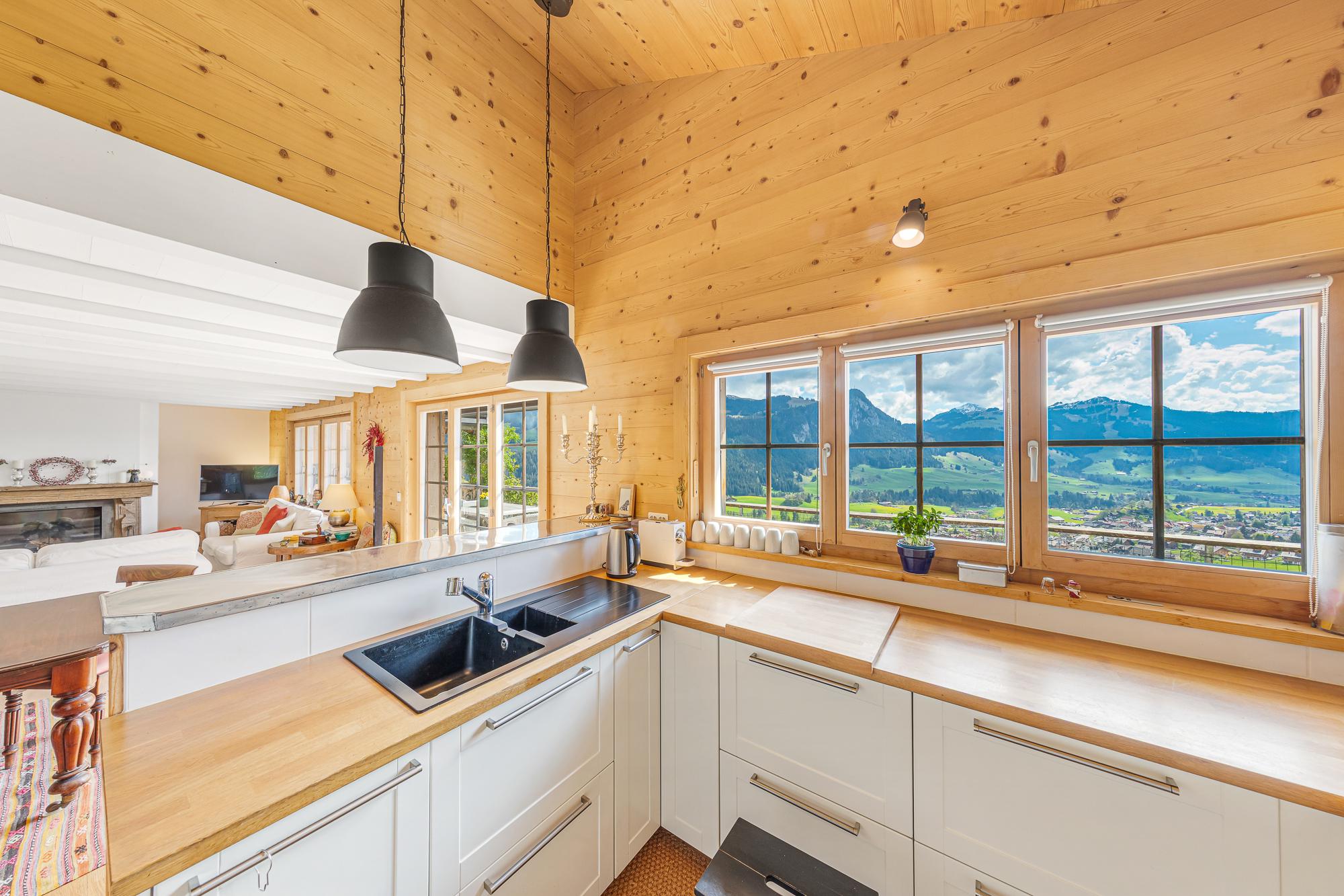 Helle Landhausküche mit Bergblick