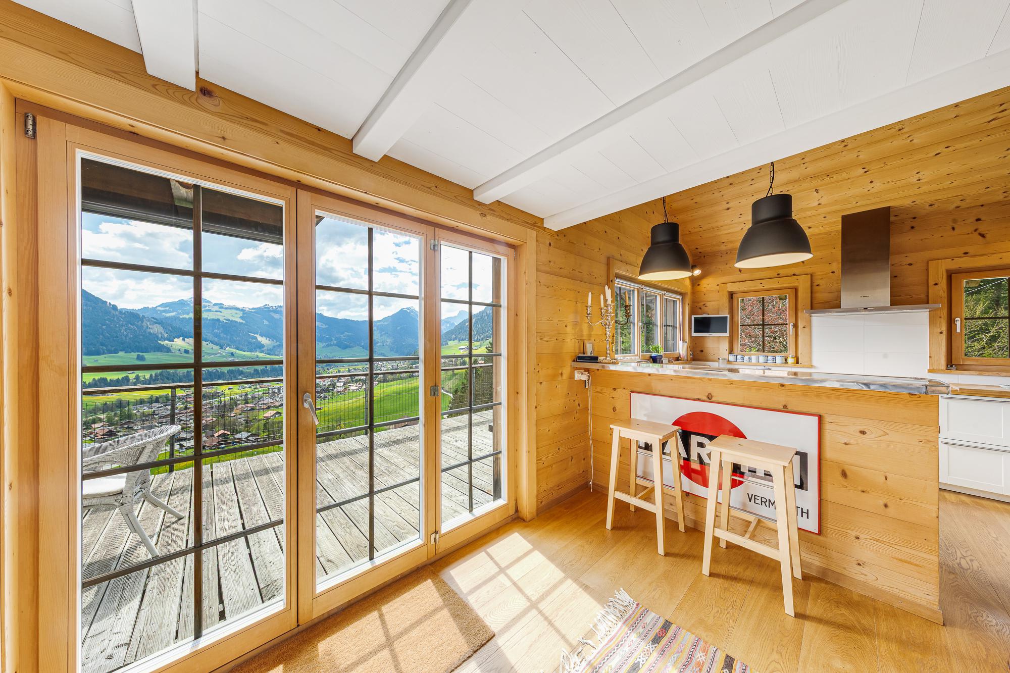 Heller Küchen- und Wohnbereich mit Bergblick