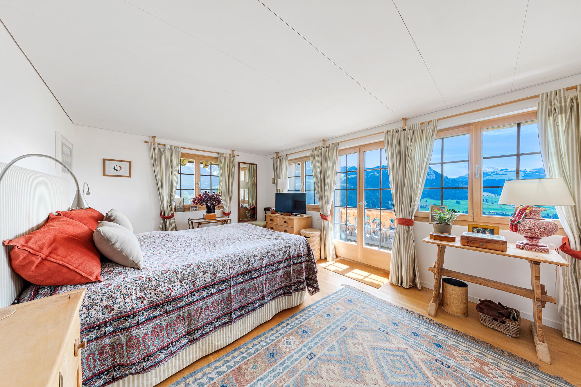 Helles Schlafzimmer mit Bergblick