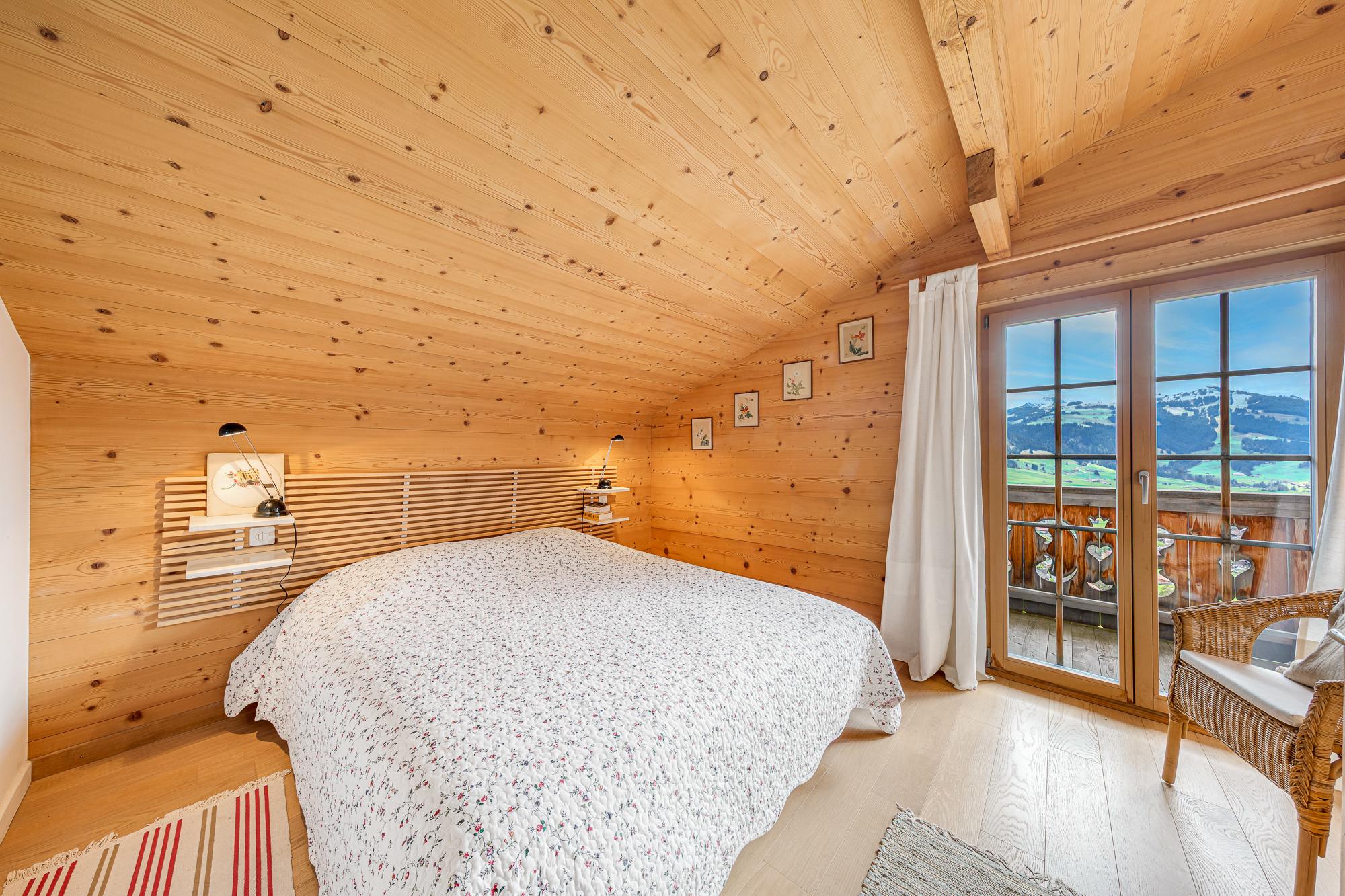 Gemütliches Holz-Schlafzimmer mit Alpenblick