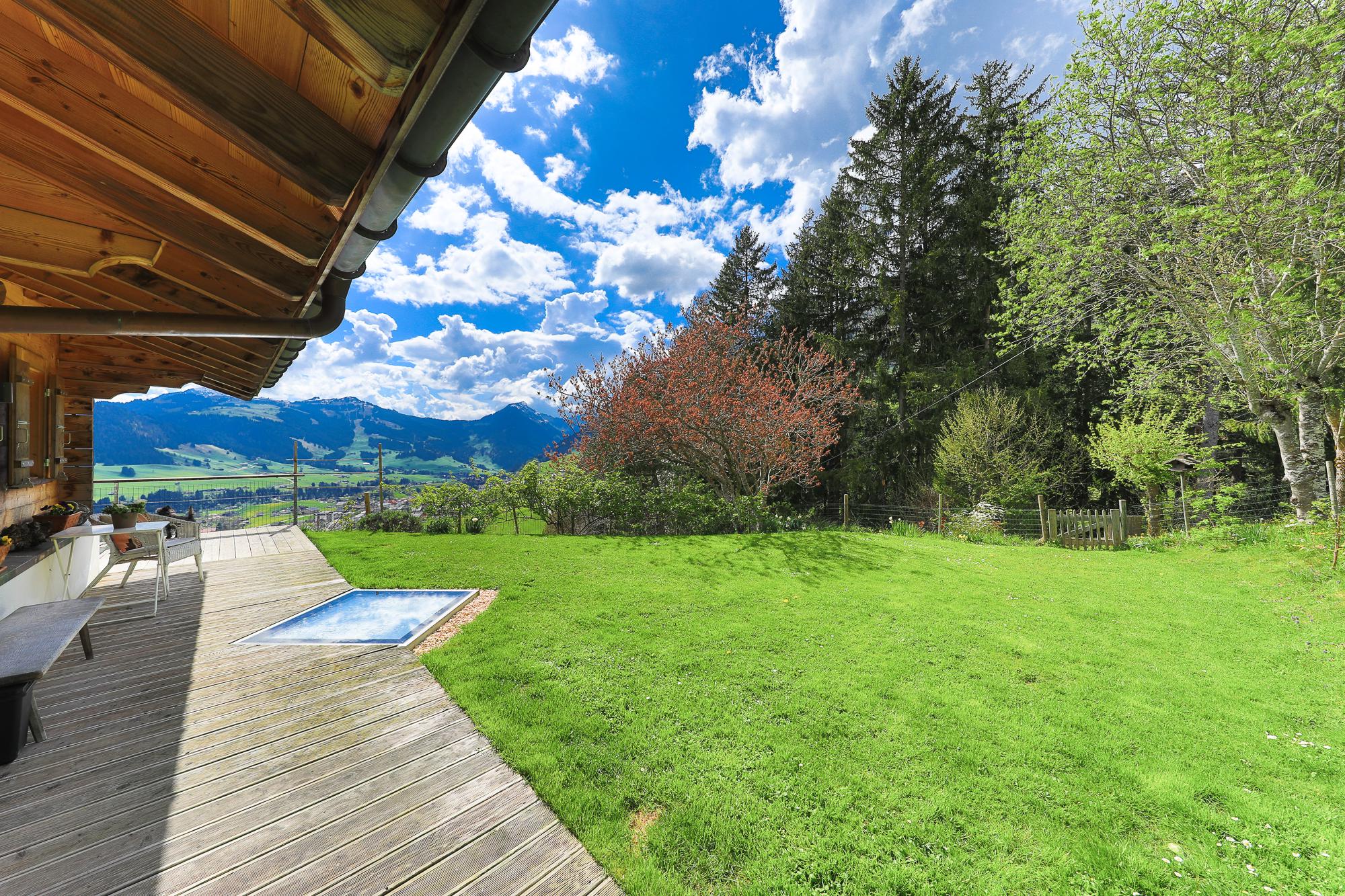 Blick von Terrasse und Garten mit Bergpanorama