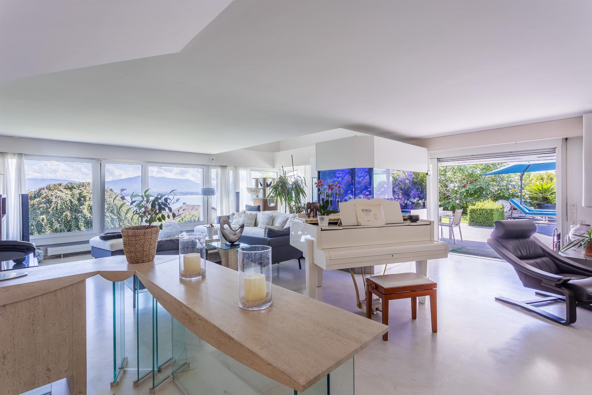 Fantastische Villa mit Panoramablick auf den See und die Alpen – Crans VD