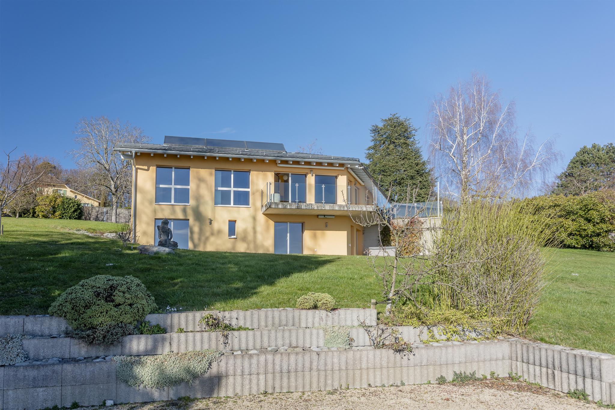 Außenansicht eines Einfamilienhauses mit Garten