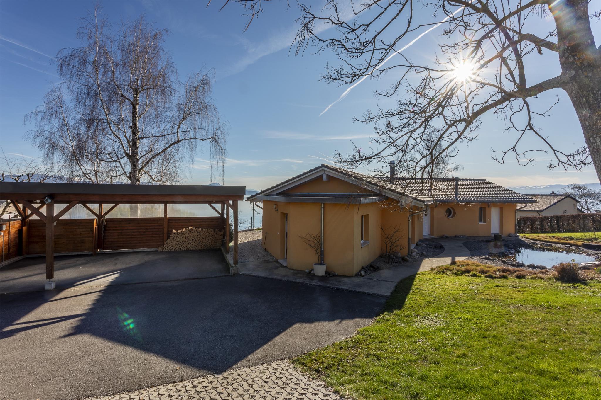 Seeblick mit Einfahrt und Carport